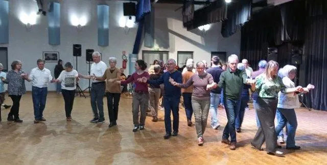 photo  samedi, dans la salle frédéric-chopin de bécon-les-granits, une soixantaine de personnes ont participé à l’initiation de danses alsaciennes, proposée par l’école de musique de l’anjou bleu.  &copy;  co 