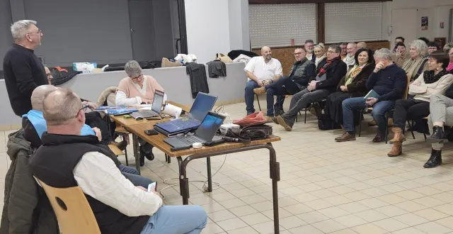 photo  debout, philippe poirier, préside l’assemblée générale accompagné des membres du bureau.  &copy;  co 