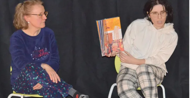 photo  les conteuses nicole brunot et émeline papin ont sélectionné des albums adéquats comme « le roi qui voulait décrocher la lune. »  &copy;  le maine libre 