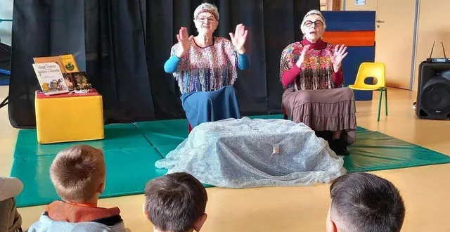 photo  les conteuses de la compagnie abrakadabrak sont venues à la rencontre des élèves de l’école maternelle publique.  &copy;  le maine libre. 