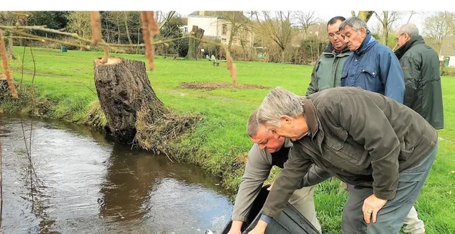 photo  les membres du bureau de l’association de pêche, ici lors d’une opération d’alevinage dans le roule crotte.  &copy;  archives le maine libre. 
