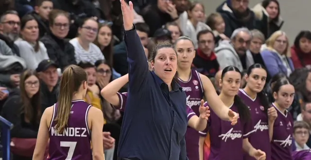photo  aurélie bonnan et son staff ont prolongé leur contrat avec l’uf angers basket de deux saisons.  &copy;  sebastien aubinaud 