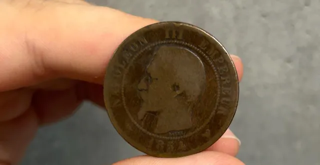 photo  une pièce d’un centime de franc marquée du visage de napoléon iii et datant de 1854. photo d’illustration.  &copy;  ouest-france 