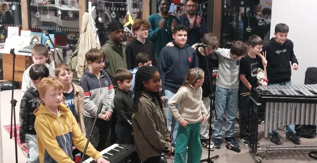 photo  les élèves qui sont produits, mercredi 21 janvier 2026, à la médiathèque de l’apostrophe, dans le cadre du projet rap’oétique, à sablé-sur-sarthe, autour de dj alla et romain delahaies-lemaître (en arrière-plan).  &copy;  conservatoire hélène-affichard 