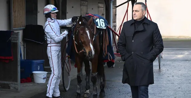 photo  reportage à l’hippodrome d’angers avec les agents de la police des courses et des jeux. ici sur l’image sébastien brillant, enquêteur spécialisé au service des courses et jeux.  &copy;  jérôme fouquet/ouest-france 