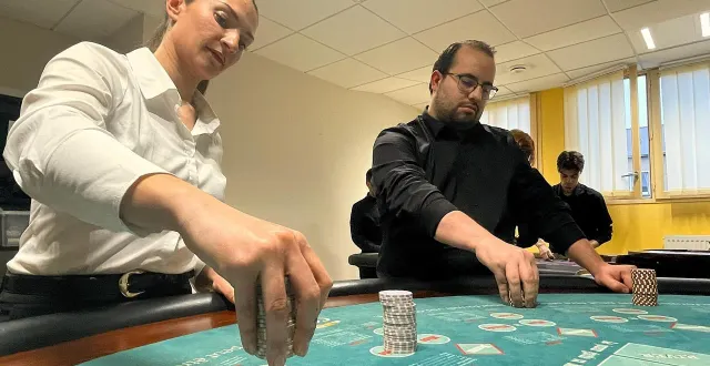 photo  tia de nicolini et corentin viémont font partie des postulants au poste de croupiers du futur casino de saumur. les dix premiers jours de leur formation étaient dédiés à la manipulation des jetons et des cartes.  &copy;  ouest-france 
