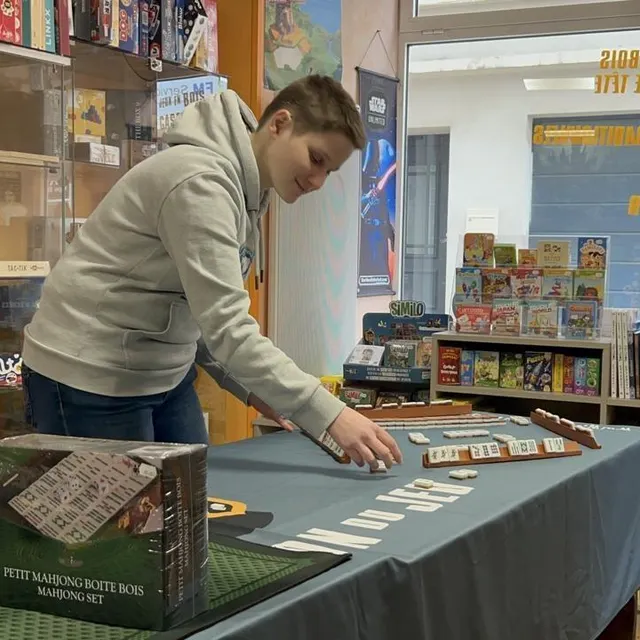 photo sarah hermier en pleine installation du jeu de mahjong pour une démonstration.  ©  ouest-france