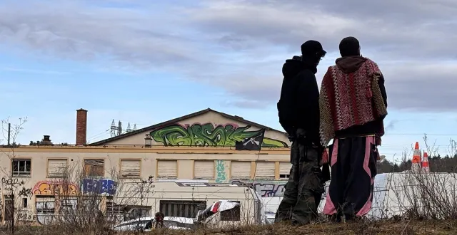 photo  les teufeurs ont pris possession d’un terrain où se trouve un entrepôt désaffecté, près du rond-point de béner, aux portes du mans.  &copy;  ouest-france 