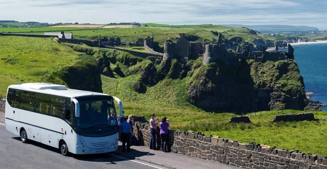 photo  un car devant le château de dunluce  &copy;  tourism ireland by arthur ward 