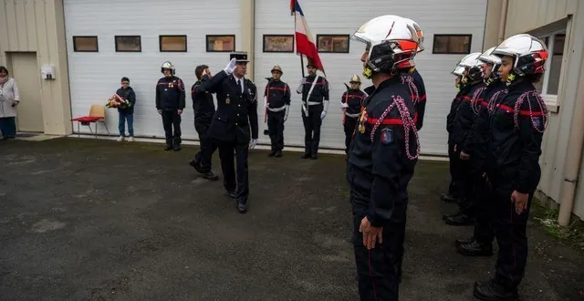 photo  les sapeurs-pompiers locaux « aux ordres », devant les passages des responsables.  &copy;  co 