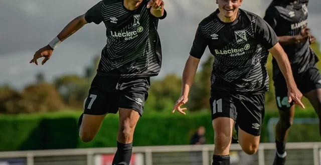 photo  ryan lebon et mathis guillemin sont les fers de lance de l’attaque fertoise.  &copy;  vsf football 