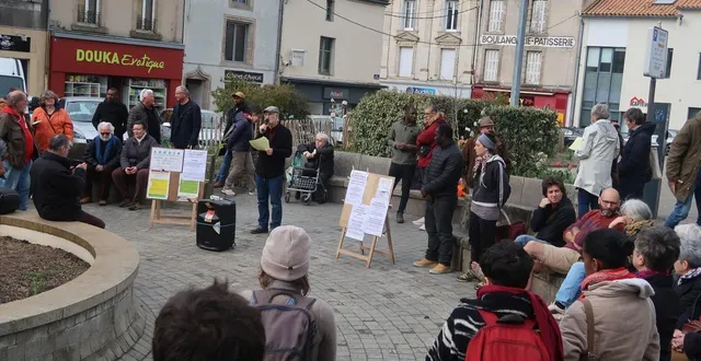 photo  plusieurs cercles de silence pour la défense des droits des immigrés ont déjà eu lieu en deux-sèvres, comme ici à bressuire.  &copy;  archives co 