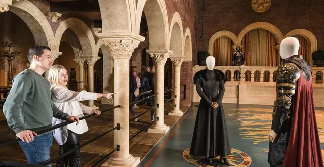 photo  chaque 170 000 fans de game of thrones découvrent le studio, à banbridge, en irlande du nord.  &copy;  courtesy of game of thrones studio tour, banbridge 