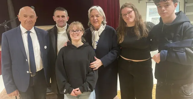 photo  alain lolivier (à gauche) et la conseillère départementale valérie alain (au centre) ont récompensé plusieurs sportifs lors de la cérémonie des vœux à écouché-les-vallées.  &copy;  ouest-france 