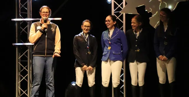 photo  clarisse guillaume (13 ans), charlotte feillet (14 ans), kim brevet (14 ans) et élina hebert (15 ans), des écuries de landisacq, dans l’orne, ont remporté les championnats de france d’équitation pour leur première participation.  &copy;  ouest-france 
