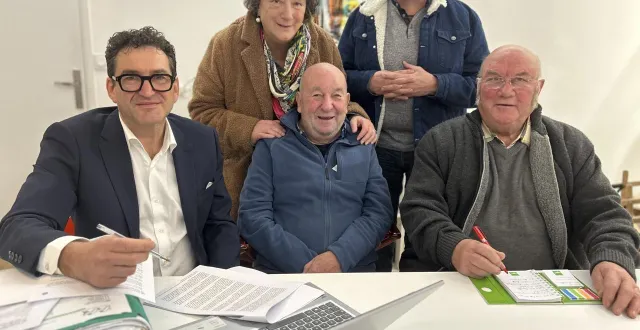 photo  les sociétaires du jeu de boule de fort la bienvenue à sorges, sur les conseils de leur avocat bertrand salquain, lancent un pourvoi en cassation pour récupérer leur terrain. ils lancent une cagnotte pour financer les frais de justice.  &copy;  co – emmanuel poupard 