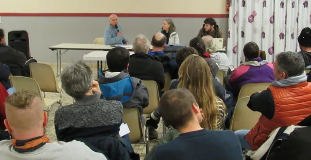 photo  une assistance très attentive aux propos tenus par hélène soubelet et cyrille sauques.  &copy;  ouest-france 