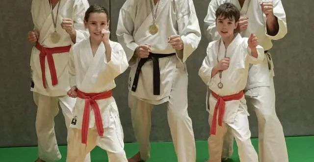 photo  les karatékas karine dubrulle, patrice voluette, valentin bidet et ljubljana pichard ont brillé. ici avec leur professeur pascal montiège, 6e dan.  &copy;  co 