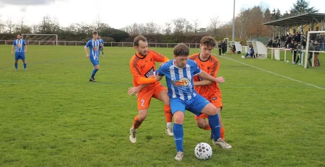 photo  un bazougeois protège son ballon face à deux clermontois.  &copy;  le maine libre 