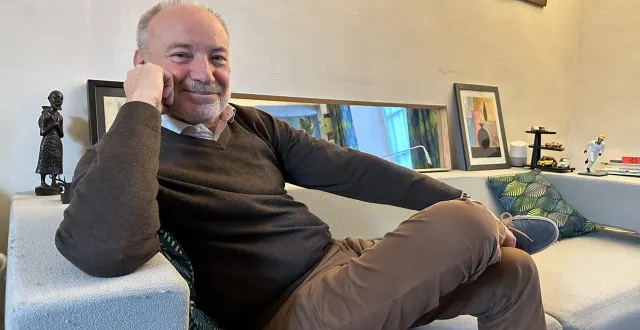 photo  depuis son canapé à pontvallain dans le sud sarthe, pascal brûlon raconte son parcours et la création de la télévision de proximité, lmtv sarthe.  &copy;  ouest-france 