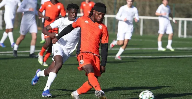 photo  fin de match cruelle pour ange pognon et les jeunes lavallois face à angers.  &copy;  jean-françois quinebêche 