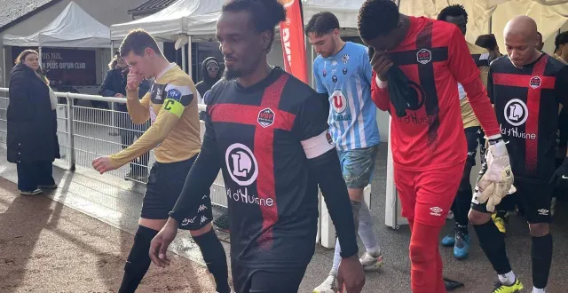 photo  flavien timbou et les rouge et noir du vsf de la ferté-bernard n’ont fait qu’une bouchée de spay (5-0).  &copy;  le maine libre 