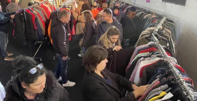 photo  pendant deux jours, les habitants ont pu profiter des vêtements de deuxième main de la friperie itinérante piou piou qui faisait étape pour la première fois à alençon.  &copy;  ouest-france 