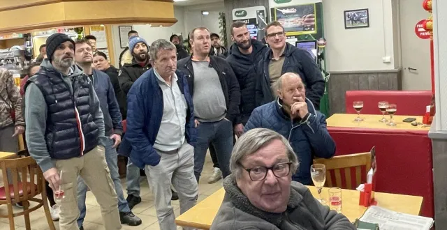photo  au pmu le marigny, on regarde le prix d’amérique en encourageant j’aime le foot, drivé par antoine lhérété.  &copy;  ouest-france 