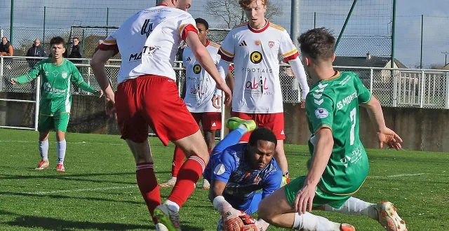 photo  camara a su garder son but inviolé sur la pelouse de montilliers, ce dimanche.  &copy;  photo co - etienne lizambard 