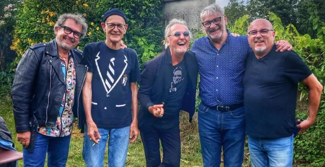photo  bernard beuneiche (basse), fred guionie (road manager), erick gervais (guitare), patrick lehoux (batterie) et alain gallienne (chanteur).  &copy;  photo fournie par le groupe 