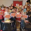 photo  les écoliers de la classe de cm1 et 2 de l’école saint-pierre exhibent leur diplôme. devant thierry dupont, eva hardouineau tient son livre. à droite, l’enseignant matthias cotonéa. 