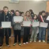 photo  les élus sortants fiers de présenter leur diplôme devant les parents. 