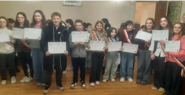 photo  les élus sortants fiers de présenter leur diplôme devant les parents.  &copy;  ouest-france 