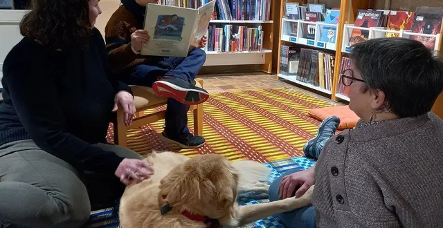 photo  guillaume lit un livre pour sa maman et pour cindy mildange mais surtout pour nelson, le labrador bibliophile de l’association de médiation animale totem.  &copy;  ouest-france 