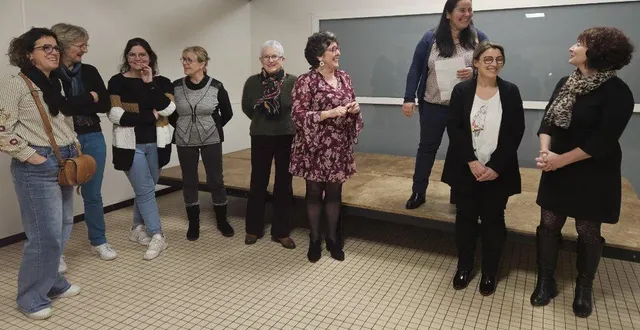 photo  la présidente sonia fleury (sur l’estrade) entourée des membres du bureau pour animer la réunion des adhérents.  &copy;  ouest-france 