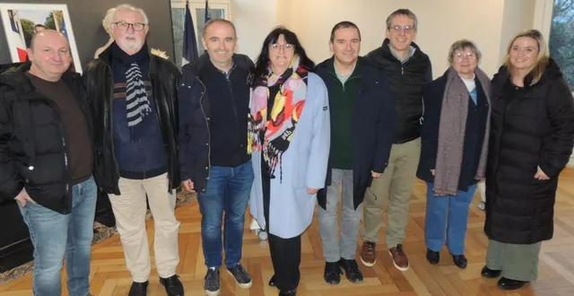 photo  elke kappen, la maire de la ville jumelle de kamen, entourée des coprésidents du jumelage.  &copy;  ouest-france 