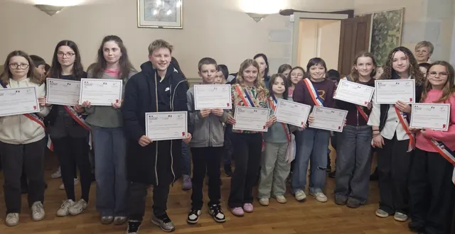 photo  les jeunes élus viennent de recevoir leur diplôme.  &copy;  co 