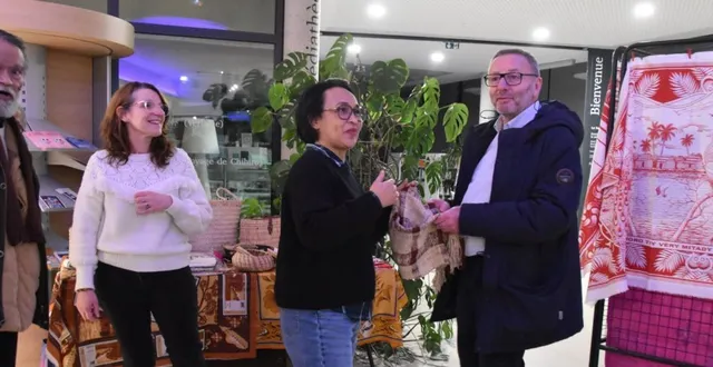 photo  bénédicte ici avec séverine, prennent plaisir à échanger.  &copy;  le maine libre 