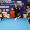 photo les jeunes de l’école de billard avec leur formateur bénévole, gilles le querrec.