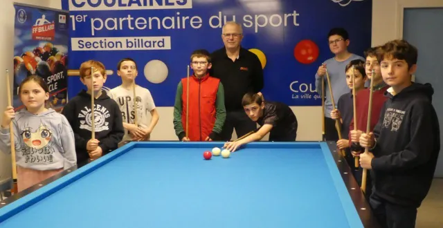 photo  les jeunes de l’école de billard avec leur formateur bénévole, gilles le querrec.  &copy;  ouest-france 