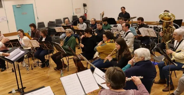photo  le chef reynald villoteau dirige de main de maître cet ensemble musical.  &copy;  archives le maine libre 