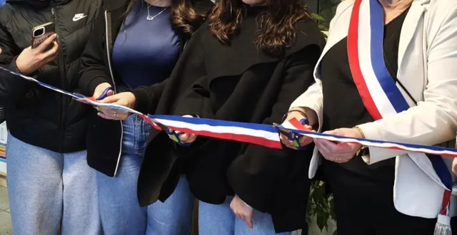 photo  jeunes, animateurs et élus ont participé à l’inauguration  &copy;  ouest-france 