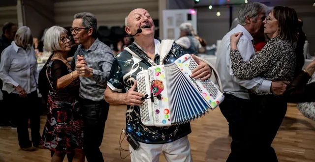 photo  emilio corfa avec son fidèle accordéon maugein, s’offre parfois un petit tour au milieu des danseurs, comme ici lors d’un repas dansant à jullouville (manche), le 6 décembre 2025.  &copy;  martin roche / ouest-france 