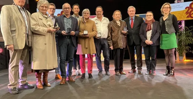 photo  a l’issue de la cérémonie des vœux, six bénévoles du monde associatif ont reçu la médaille de la ville.  &copy;  ouest-france 