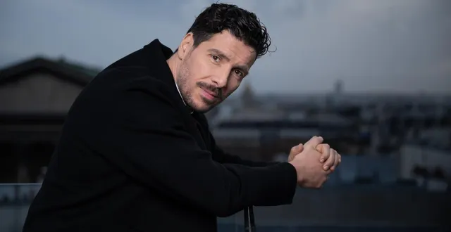 photo  dans « mon premier spectacle », redouane bougheraba raconte son parcours, sa réalité, son aventure incroyable et ses rencontres improbables.  &copy;  hout kauv 