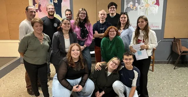 photo  le groupe de comédiens avec iloé au 1er à gauche et benjamin en haut à droite.  &copy;  b.réthoré 