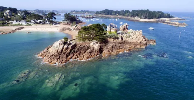 photo  l’île-de-bréhat est prisée bien au-delà des frontières costarmoricaines. le prix de vente médian s’y élève à 695 000 €. c’est le prix le plus haut des cinq départements de la bretagne historique, à égalité avec la trinité-sur-mer (morbihan).  ©  marc ollivier archives ouest-france