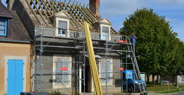 photo  les travaux de la future maison du tourisme et du patrimoine ont débuté cet été par la rénovation de la toiture.  &copy;  archives le maine libre 