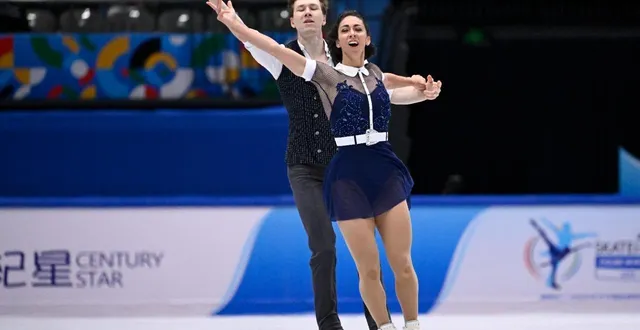 photo  le couple kovalev lors de son programme court au grand prix de france à angers, en octobre 2025.  &copy;  olena chevhuz 