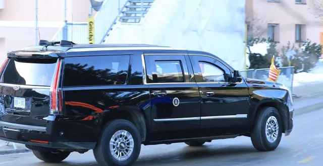 photo  pour des raisons de sécurité liées au passage du convoi présidentiel américain, l’accès au restaurant de luzia zellweger a été bloqué pendant deux heures.  &copy;  photo : pierre teyssot//sipa 